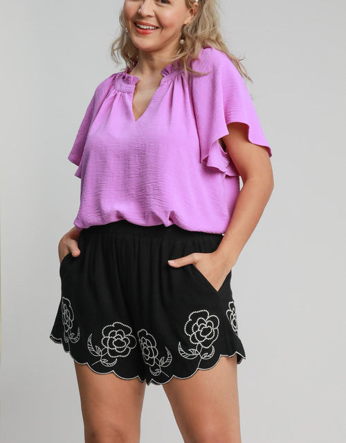 Curvy Flower Embroidered Scallop Shorts